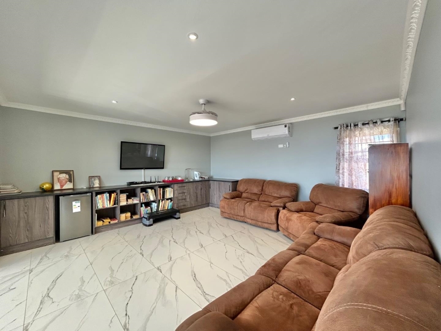 4 Bedroom Property for Sale in Wavecrest Eastern Cape